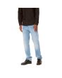 Hombre con pantalón vaquero Carhartt WIP Klondike Azul Aclarado lateral
