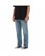 Hombre con Pantalón Vaquero Volcom Solver Denim Old Town Indigo 