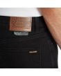 Hombre con pantalón vaquero slim Volcom Vorta Denim Negro etiqueta Volcom Water Aware