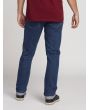 Hombre con Pantalón Vaquero Volcom Vorta Denim Azul Enzyme Dark Wash posterior