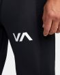 Hombre con leggins compresivos RVCA VA Sport negros logo VA