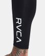 Hombre con leggins compresivos RVCA VA Sport negros logo marca