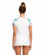 Mujer con camiseta de protección solar UPF 50+ Rip Curl Cloud Break Relaxed blanca posterior