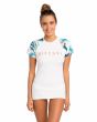 Mujer con camiseta de protección solar UPF 50+ Rip Curl Cloud Break Relaxed blanca