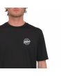 Hombre con camiseta de protección solar UV 50 Volcom Stone Stamp Negra serigrafía