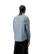 Hombre con Camisa Carhartt WIP L/S Bolton Shirt Velvet Blue Garment Dyed posterior