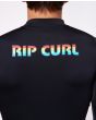 Hombre con camiseta de protección solar Rip Curl Icons Perf SSL UV UPF 50+ negra estampado espalda