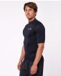 Hombre con camiseta de protección solar Rip Curl Icons Perf SSL UV UPF 50+ negra lateral