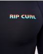 Hombre con camiseta de protección solar Rip Curl Icons Perf SSL UV UPF 50+ negra logo pecho