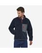 Hombre con chaqueta de forro polar Patagonia Classic Retro X Jacket azul marino y rojo