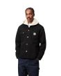 Hombre con chaqueta Carhartt WIP Michigan Coat negra cerrada