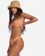 Mujer con Mini Braguita de Bikini Billabong Tides Terry Hike Multicolor lateral