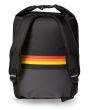 Mochila estanca Vissla 7 Seas 35L Dry Pack negra con una franja roja, naranja y amarilla posterior