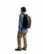 Hombre con Mochila Herschel Little America 25 Litros Negra y Marrón Unisex