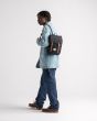 Hombre con Mochila Herschel Retreat Mini negra 10L Unisex 