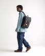 Hombre con Mochila Herschel Retreat Small 17L Negra Unisex