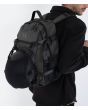 Hombre con Mochila Hurley Advant Backpack Cargo Unisex derecha