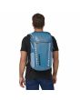 Hombre con Mochila mediana Patagonia Black Hole 32 Litros Lago Blue azul celeste Unisex