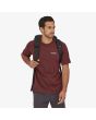 Hombre con mochila Patagonia Arbor Lid Pack 28L negra frontal