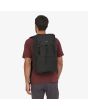 Hombre con mochila Patagonia Arbor Lid Pack 28L negra