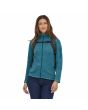 Mujer con Mochila Patagonia Atom Tote Pack 20 Litros Negra Unisex correa esternón