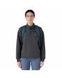 Mujer con Mochila Patagonia Atom Tote Pack 20L Wetland Blue Unisex correa esternón