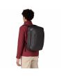 Hombre con Mochila Convertible Patagonia Black Hole Micro MLC 22L Negra Unisex