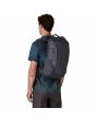 Hombre con Mochila Patagonia Black Hole Pack 25L Smolder Blue-Forge Grey Unisex