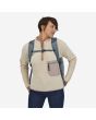 Mujer con Mochila mediana Patagonia Black Hole 32 Litros Gris correas 