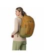 Mujer con Mochila Mediana Patagonia Black Hole Pack 32L Pufferfish Gold