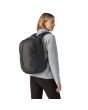 Mujer con Mochila Patagonia Refugio Daypack 26L Smolder Blue Azul Marino Unisex