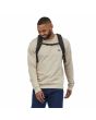 Hombre con Mochila Patagonia Refugio Daypack 26 Litros Negra Unisex correa esternón