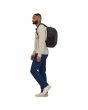 Hombre con Mochila Patagonia Refugio Daypack 26 Litros Negra Unisex lateral