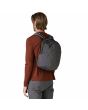 Hombre con Mochila Patagonia Atom Daypack 24L Smolder Blue Unisex
