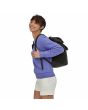 Mujer con mochila convertible Patagonia Ultralight Black Hole Tote Pack 27 Litros Negra Unisex lateral