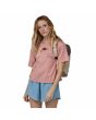 Mujer con mochila convertible en bolsa Patagonia Ultralight Black Hole Tote Pack 27 Litros Husk Tan Unisex arnés