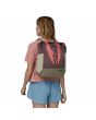 Mujer con mochila convertible en bolsa Patagonia Ultralight Black Hole Tote Pack 27 Litros Husk Tan Unisex