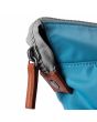 Mochila vegana mediana Roka London Bantry B Sustainable Nylon azul petróleo cremallera