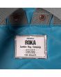 Mochila vegana mediana Roka London Bantry B Sustainable Nylon azul petróleo etiqueta