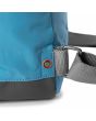 Mochila vegana mediana Roka London Bantry B Sustainable Nylon azul petróleo hebilla