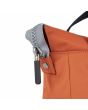 Mochila Pequeña Roka Black Label Bantry B Sustainable Nylon Naranja Rooibos Edición Limitada cremallera