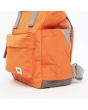 Mochila pequeña vegana Roka Canfield B Nailon reciclado naranja quemado Unisex bolsillo secreto