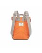 Mochila pequeña vegana Roka Canfield B Nailon reciclado naranja quemado Unisex posterior