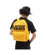 Hombre con Mochila Vans Old Skool Drop V amarilla 22 Litros