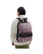 Mujer con Mochila Vans Realm púrpura tie dye y negra 22 Litros