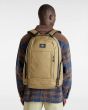Hombre con Mochila Vans Resolute Verde Oliva 27L Unisex