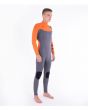 Hombre con Traje de neopreno con cremallera en el pecho Hurley Advantage 4/3mm gris y naranja derecha