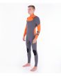 Hombre con Traje de neopreno con cremallera en el pecho Hurley Advantage 4/3mm gris y naranja izquierda