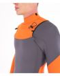 Hombre con Traje de neopreno con cremallera en el pecho Hurley Advantage 4/3mm gris y naranja cierre