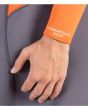 Hombre con Traje de neopreno con cremallera en el pecho Hurley Advantage 4/3mm gris y naranja manga